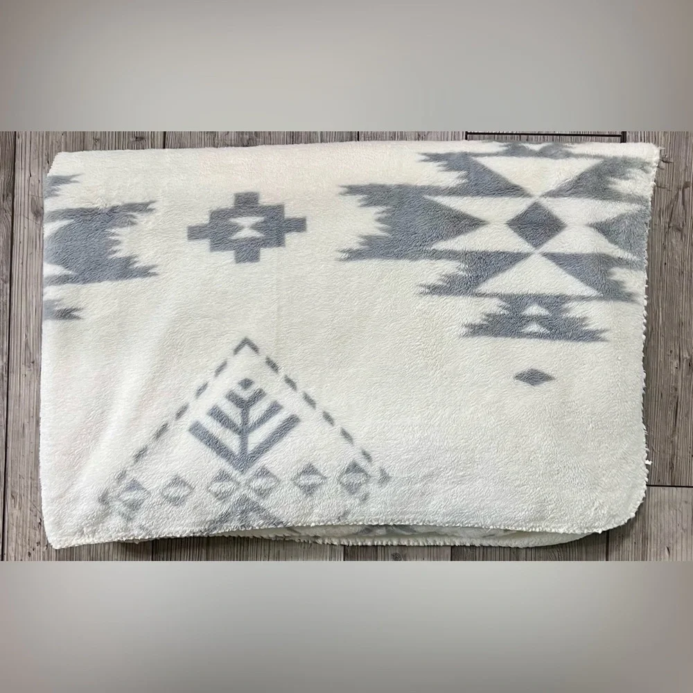 LIKE NEW PENDLETON Ultra Soft Sherpa Fleece Plush Throw 50